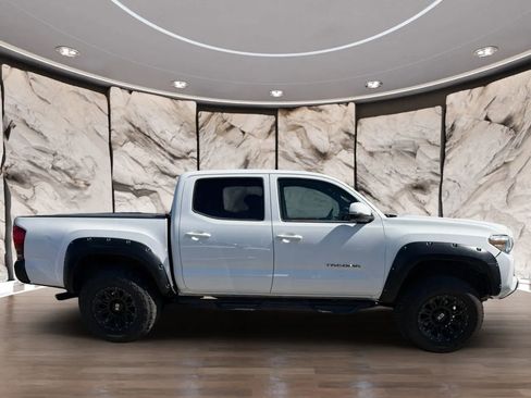 Used 2017 Toyota Tacoma TRD Off-Road w/ Tow Package (A/T) image 4