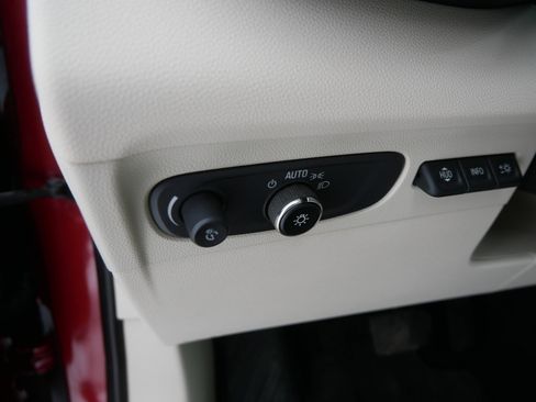 Used 2022 Buick Envision Avenir w/ Technology Package II image 27