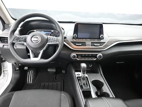 Used 2025 Nissan Altima 2.5 SV FWD image 11