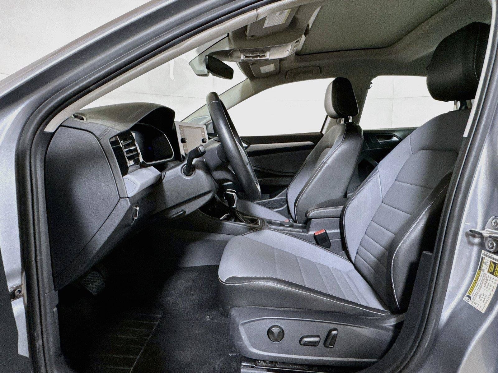 Used 2025 Volkswagen Jetta SE FWD image 18