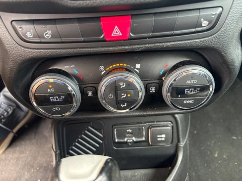Used 2015 Jeep Renegade Limited FWD image 12