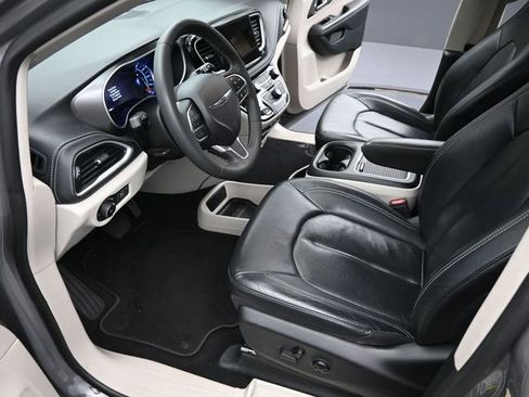 Used 2022 Chrysler Pacifica Touring-L image 9