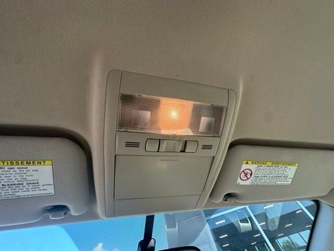 Used 2005 Toyota Prius w/ Pkg 4 FWD image 23