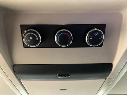 Used 2014 Chrysler Town & Country Touring-L image 22