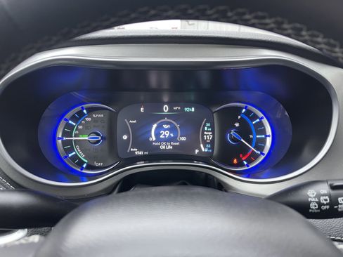 Used 2023 Chrysler Pacifica Limited w/ S Appearance Package image 32