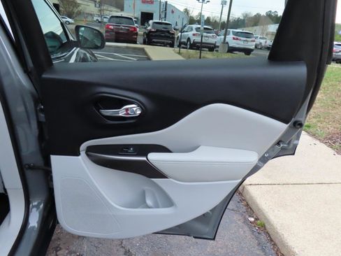 Used 2020 Jeep Cherokee Latitude Plus image 22