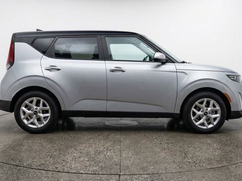 Used 2025 Kia Soul LX w/ LX Technology Package FWD image 11