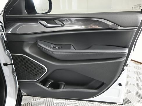 Used 2022 Jeep Grand Cherokee L Laredo image 12