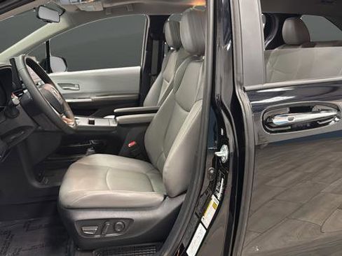 Used 2025 Toyota Sienna XLE FWD image 9