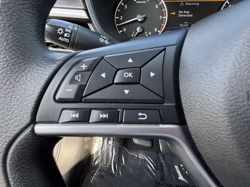 Used 2024 Nissan Altima 2.5 SV FWD image 25