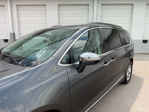 Used 2023 Chrysler Pacifica Limited FWD image 17