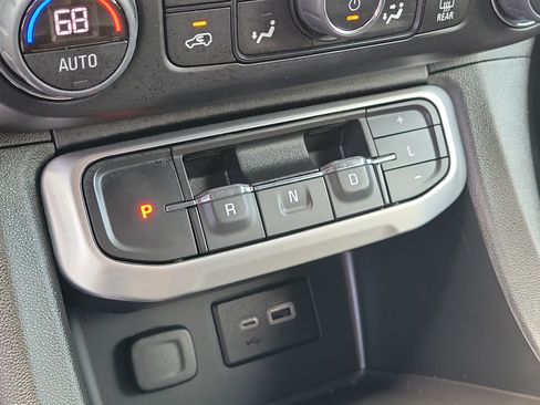 Used 2023 GMC Acadia SLE w/ Driver Convenience Package FWD image 28