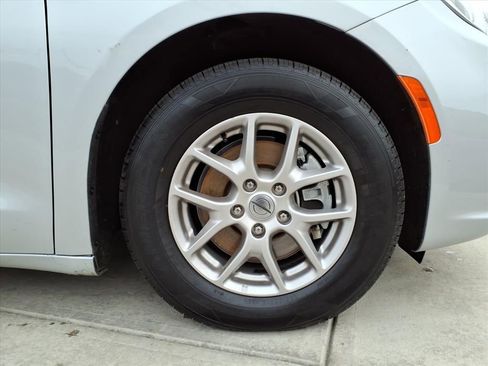 Used 2024 Chrysler Pacifica Touring-L image 9