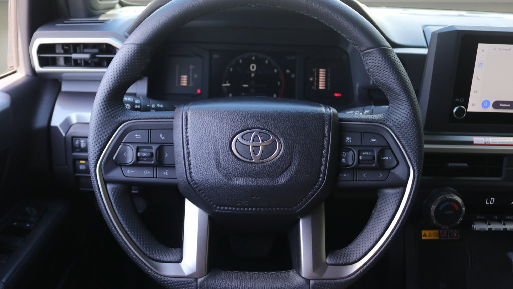 Certified 2025 Toyota Tacoma SR5 AWD/4WD image 17