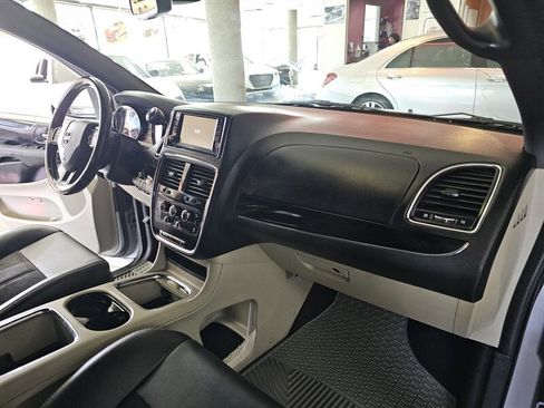Used 2019 Dodge Grand Caravan SXT image 30