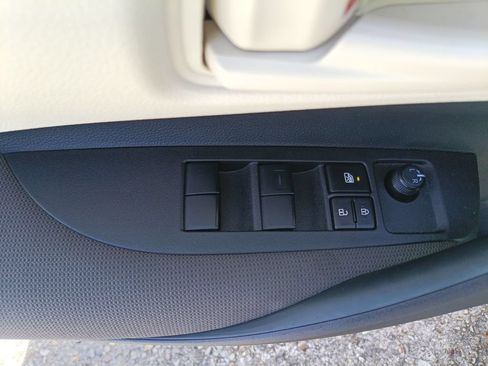 Used 2025 Toyota Corolla LE FWD image 15