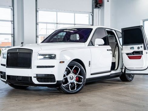 Used 2021 Rolls-Royce Cullinan Black Badge image 2