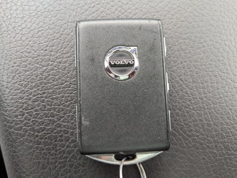 Used 2022 Volvo XC60 B5 Momentum w/ Climate Package image 32