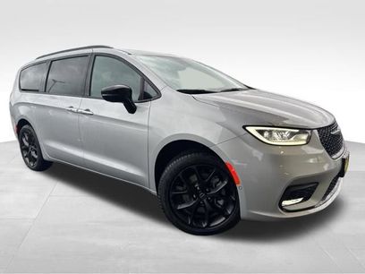 New 2026 Chrysler Pacifica Select w/ S Appearance Package