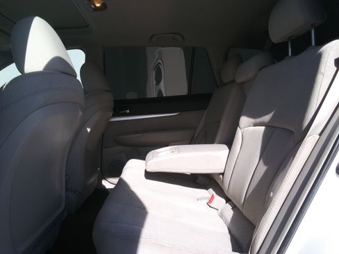 Used 2011 Subaru Outback 2.5i Premium image 9