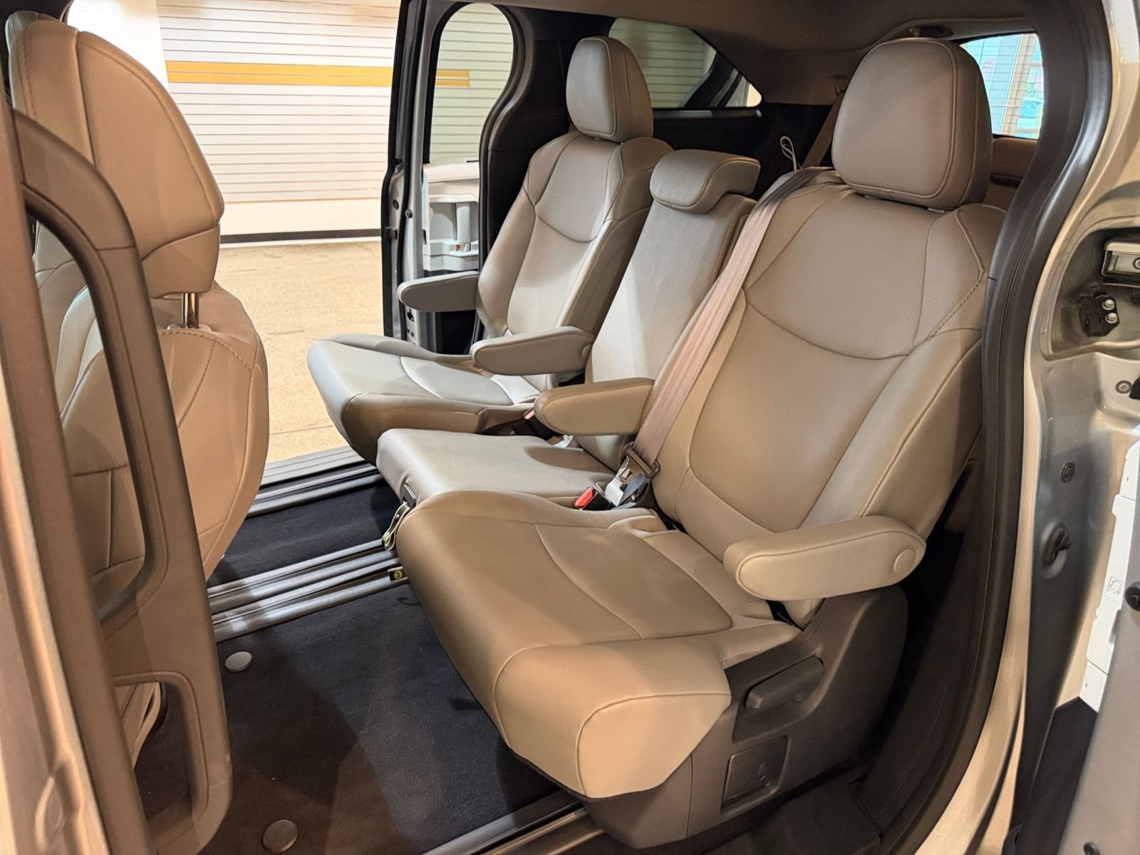Used 2025 Toyota Sienna XLE FWD image 41
