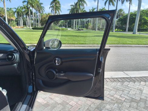 Used 2020 MINI Cooper 4-Door Hardtop w/ Signature Upholstery Package image 30