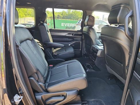 Used 2025 Jeep Wagoneer Series II AWD/4WD image 9