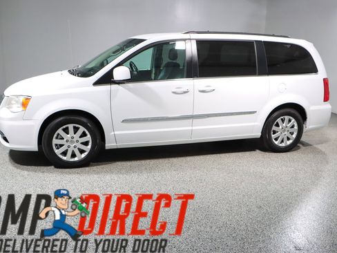 Used 2014 Chrysler Town & Country Touring image 10