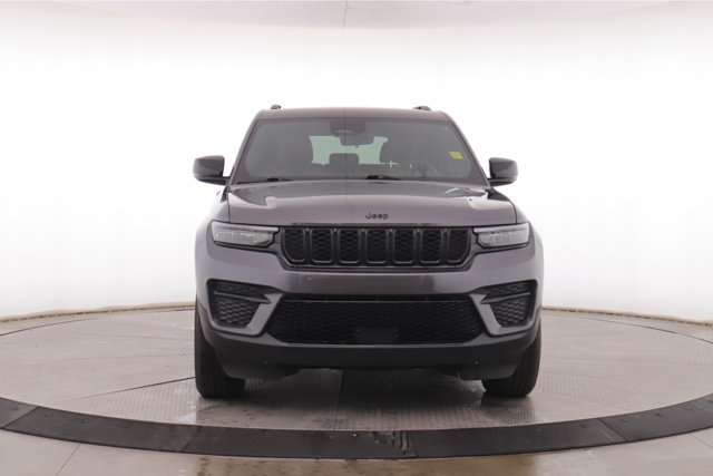 Used 2025 Jeep Grand Cherokee Altitude AWD/4WD image 12