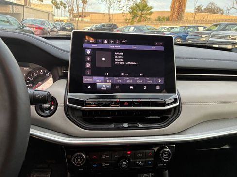 Used 2025 Jeep Compass Limited image 17