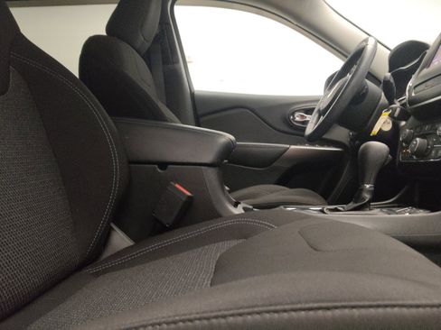 Used 2019 Jeep Cherokee Latitude w/ Cold Weather Group FWD image 21