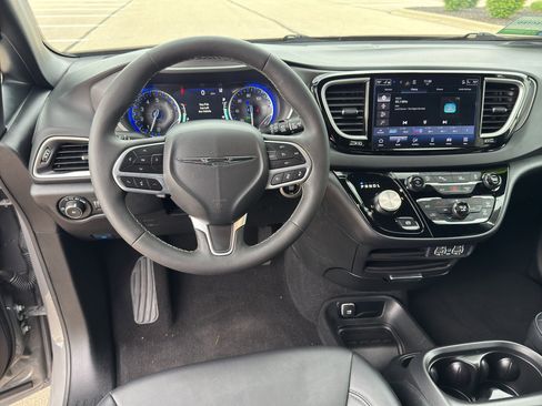 Used 2025 Chrysler Pacifica Select FWD image 12