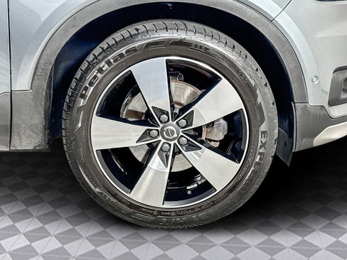 Used 2019 Volvo XC40 T4 Momentum image 38