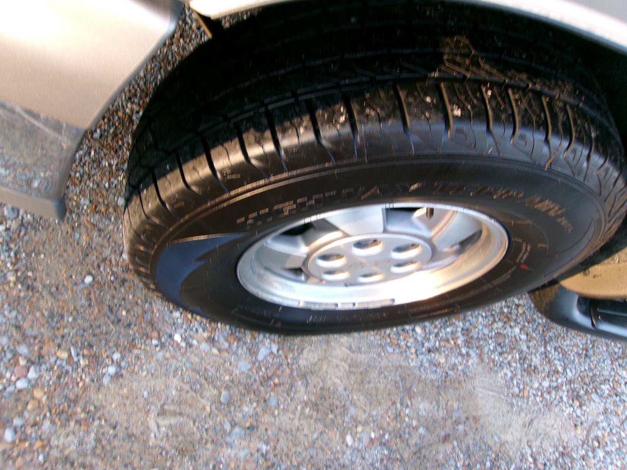 Used 2001 Chevrolet Suburban LT w/ LT Preferred Equipment Group RWD image 3