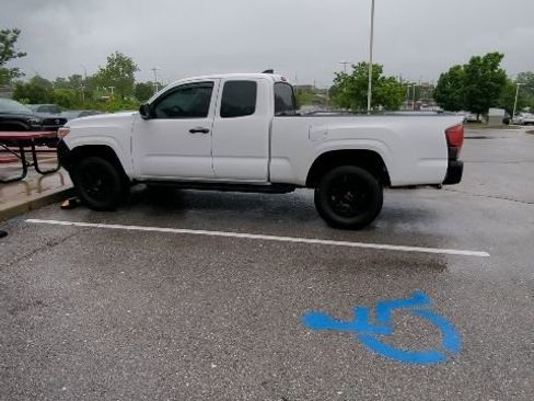 Used 2022 Toyota Tacoma SR RWD image 2