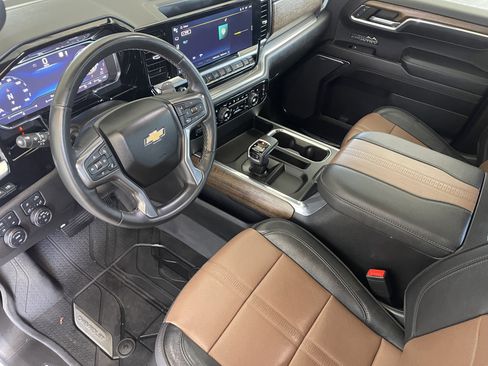 Used 2023 Chevrolet Silverado 1500 High Country w/ High Country Premium Package AWD/4WD image 9