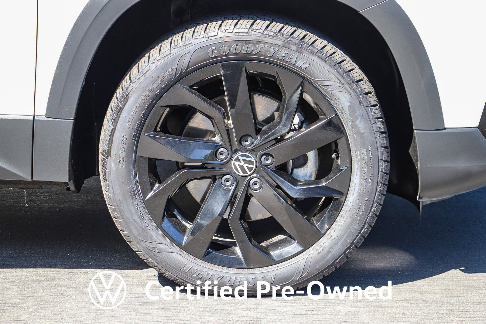 Used 2023 Volkswagen Taos SE w/ Panoramic Sunroof Package FWD image 12