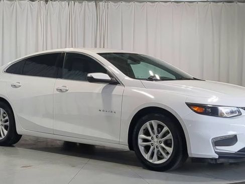 Used 2017 Chevrolet Malibu LT w/ Leather Package FWD image 2
