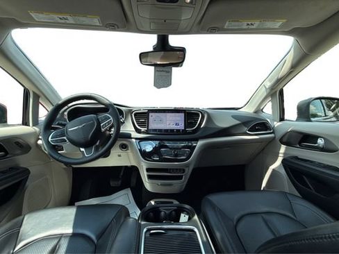 Used 2023 Chrysler Pacifica Touring-L FWD image 22