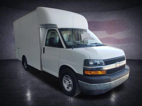 Used 2018 Chevrolet Express 3500 w/ Driver Convenience Package RWD image 8