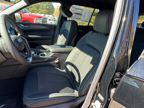 New 2025 Jeep Grand Cherokee Laredo image 17