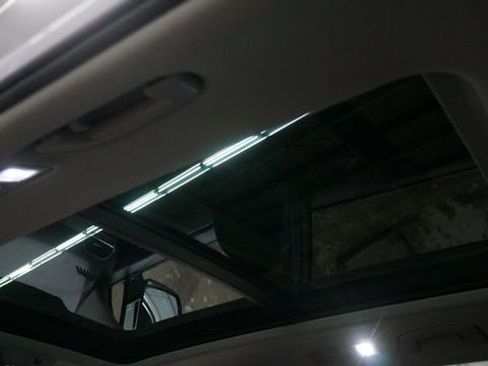 Certified 2023 Volkswagen Tiguan SE image 34