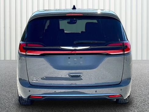 Used 2025 Chrysler Pacifica Select FWD image 4