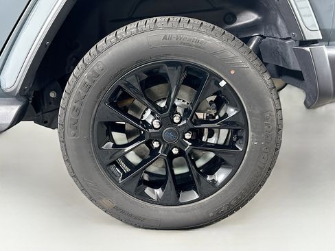 Used 2025 Jeep Wrangler Sahara image 11