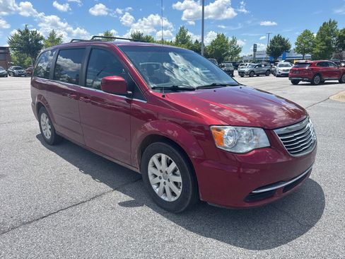 Used 2016 Chrysler Town & Country LX FWD image 3