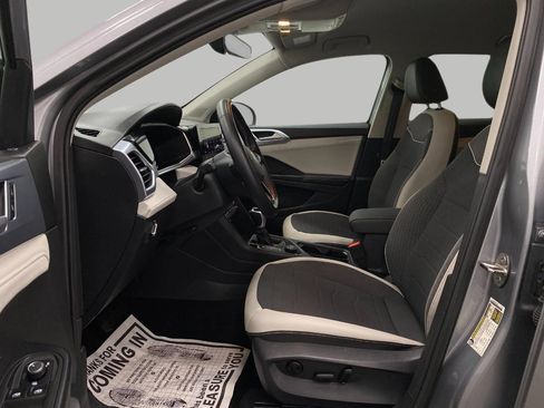 Used 2025 Volkswagen Taos SE image 27