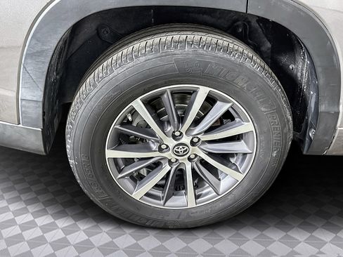 Used 2018 Toyota Highlander XLE image 38