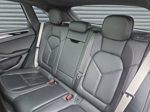 Certified 2022 Porsche Macan image 16