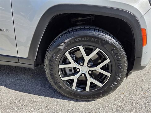 Used 2024 Jeep Grand Cherokee L Limited w/ Luxury Tech Group II image 29