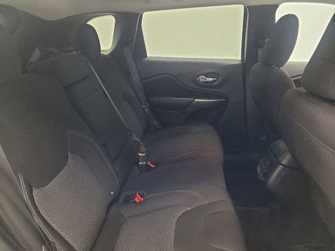 Used 2019 Jeep Cherokee Latitude w/ Popular Appearance Group AWD/4WD image 19
